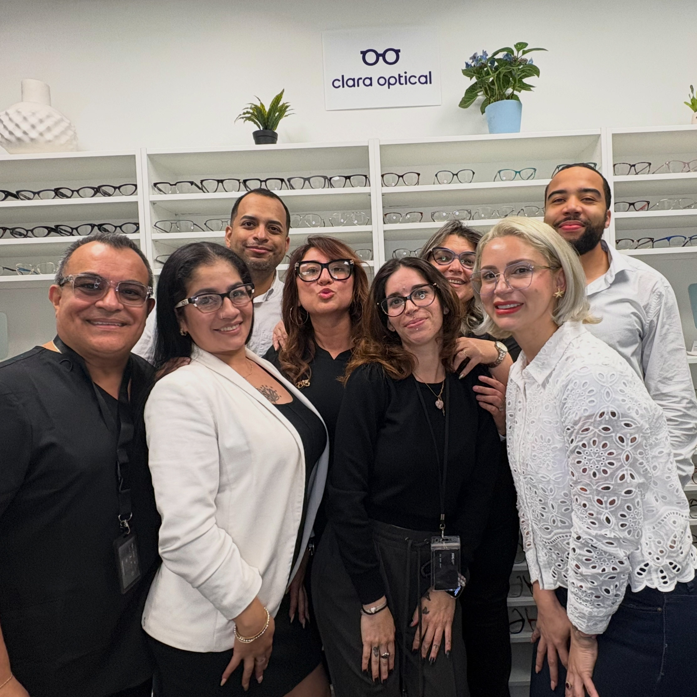Equipo de Clara Optical en Miami Lakes